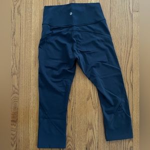 Lululemon Blue/Grey Cropped Legging (size 6)